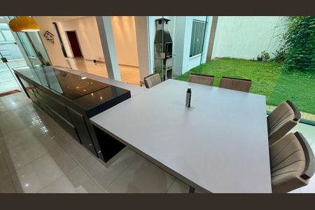 Casa para alugar com 220m², 3 quartos e 5 vagas Casa para alugar com 220m², 3 quartos e 5 vagasSala