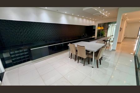 Casa para alugar com 220m², 3 quartos e 5 vagas Casa para alugar com 220m², 3 quartos e 5 vagasSala