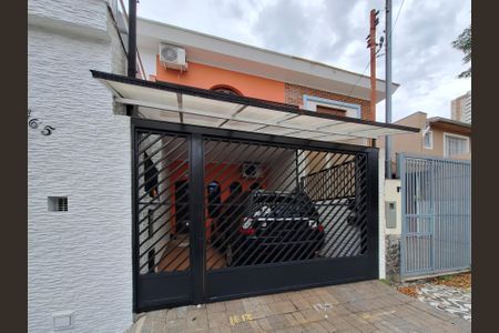 Casa à venda com 130m², 4 quartos e 2 vagasFachada