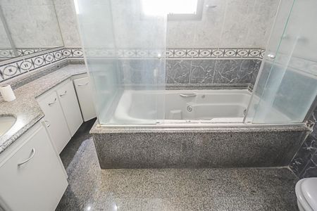 Apartamento para alugar com 260m², 3 quartos e 3 vagas Apartamento para alugar com 260m², 3 quartos e 3 vagasBanheiro da Suíte 1