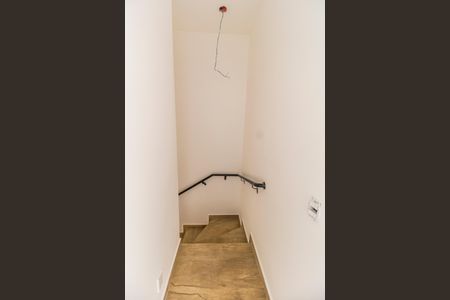 Casa de condomínio à venda com 157m², 3 quartos e 2 vagasEscada