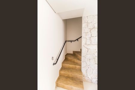 Casa de condomínio à venda com 157m², 3 quartos e 2 vagasEscada