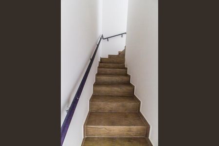 Casa de condomínio à venda com 157m², 3 quartos e 2 vagasEscada