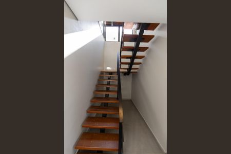 Casa de condomínio à venda com 179m², 3 quartos e 4 vagasEscada de acesso ao piso inferior