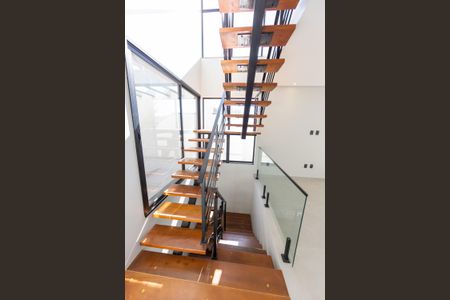 Casa de condomínio à venda com 179m², 3 quartos e 4 vagasEscada de acesso ao piso superior
