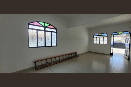 Casa para alugar com 244m², 3 quartos e 2 vagassala 