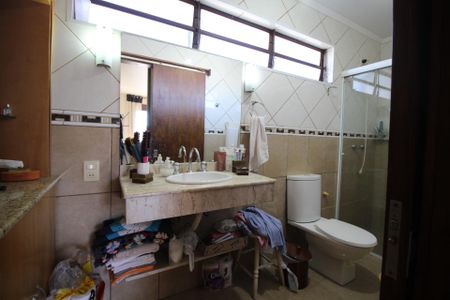 Casa à venda com 270m², 3 quartos e 4 vagasBanheiro da Suíte 1