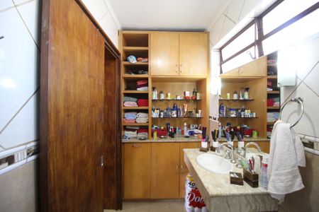 Casa à venda com 270m², 3 quartos e 4 vagasBanheiro da Suíte 1