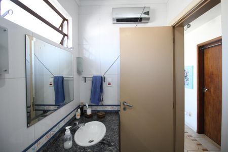 Casa à venda com 270m², 3 quartos e 4 vagasBanheiro