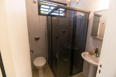 Casa para alugar com 300m², 5 quartos e 4 vagasBanheiro da Suíte Externa 