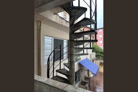 Casa para alugar com 110m², 2 quartos e 2 vagasEscada