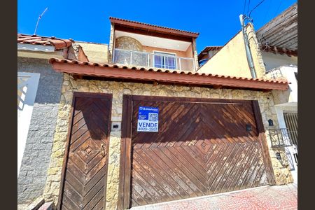 Casa à venda com 223m², 3 quartos e 3 vagasPlaca instalada na fachada do imóvel 