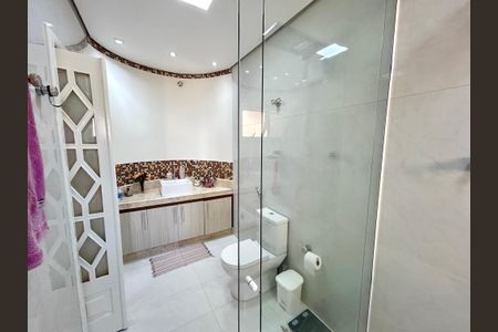 Casa à venda com 223m², 3 quartos e 3 vagasBanheiro da Suíte