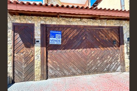 Casa à venda com 223m², 3 quartos e 3 vagasPlaca instalada na fachada do imóvel 