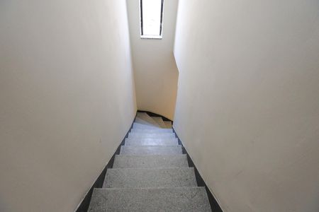 Casa à venda com 196m², 3 quartos e 2 vagas Casa à venda com 196m², 3 quartos e 2 vagasEscada
