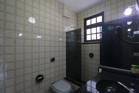 Casa à venda com 450m², 4 quartos e 4 vagasBanheiro da suíte 2