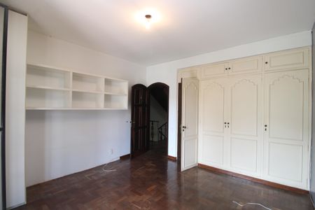 Casa à venda com 450m², 4 quartos e 4 vagasSuíte 2