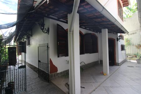 Casa à venda com 450m², 4 quartos e 4 vagasFundos da casa