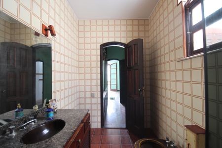Casa à venda com 450m², 4 quartos e 4 vagasBanheiro da suíte 1