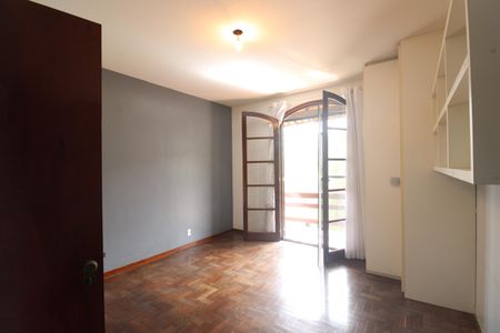 Casa à venda com 450m², 4 quartos e 4 vagasSuíte 2