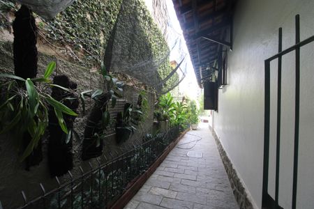 Casa à venda com 450m², 4 quartos e 4 vagasLateral da casa