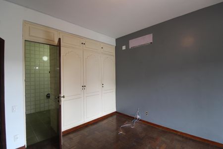 Casa à venda com 450m², 4 quartos e 4 vagasSuíte 2