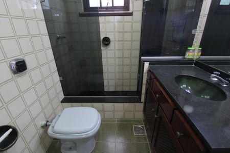 Casa à venda com 450m², 4 quartos e 4 vagasBanheiro da suíte 2