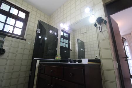 Casa à venda com 450m², 4 quartos e 4 vagasBanheiro da suíte 2