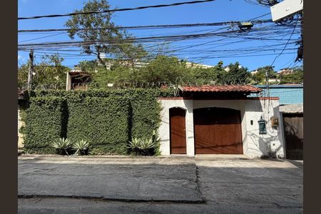 Casa à venda com 450m², 4 quartos e 4 vagasFachada