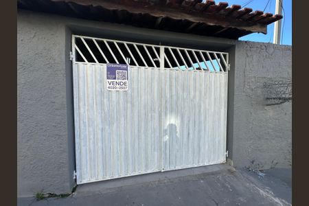 Casa à venda com 125m², 2 quartos e 2 vagas Casa à venda com 125m², 2 quartos e 2 vagasFachada