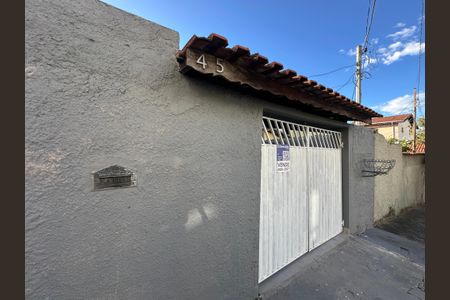 Casa à venda com 125m², 2 quartos e 2 vagas Casa à venda com 125m², 2 quartos e 2 vagasFachada