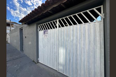 Casa à venda com 125m², 2 quartos e 2 vagas Casa à venda com 125m², 2 quartos e 2 vagasFachada