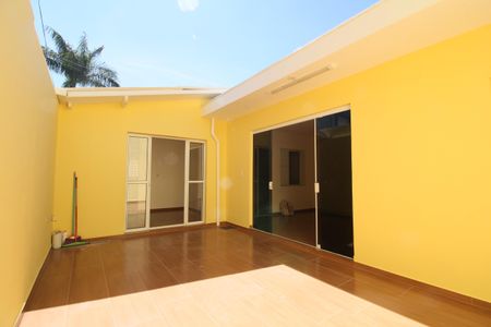 Casa para alugar com 118m², 2 quartos e 2 vagasQuintal