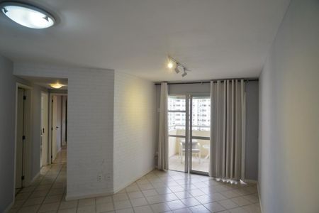 Sala de apartamento para alugar com 3 quartos, 80m² em Barra da Tijuca, Rio de Janeiro