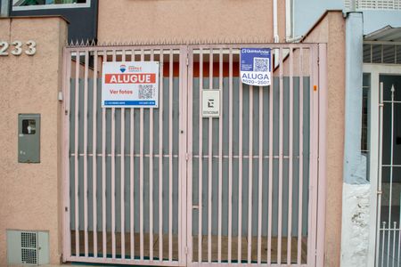Casa para alugar com 100m², 2 quartos e 2 vagasPlaquinha FRAY-529 instalada em 13-04-2026