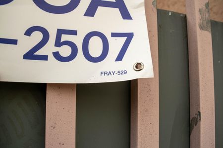 Casa para alugar com 100m², 2 quartos e 2 vagasPlaquinha FRAY-529 instalada em 13-04-2026