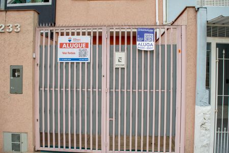 Casa para alugar com 100m², 2 quartos e 2 vagasPlaquinha FRAY-529 instalada em 13-04-2026