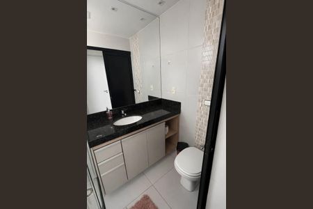 Banheiro de apartamento para alugar com 2 quartos, 62m² em Novo Mundo, Uberlândia