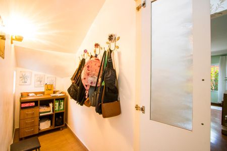 Casa à venda com 400m², 3 quartos e 5 vagas Casa à venda com 400m², 3 quartos e 5 vagasArmário do corredor inferior