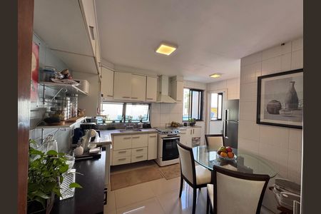 Apartamento à venda com 112m², 2 quartos e 2 vagas Apartamento à venda com 112m², 2 quartos e 2 vagasCozinha e Área de Serviço
