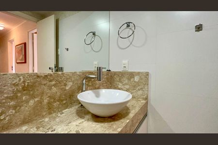 Apartamento para alugar com 60m², 2 quartos e 2 vagas Apartamento para alugar com 60m², 2 quartos e 2 vagasBanheiro social