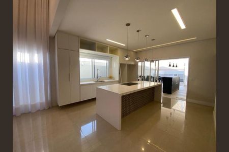 Casa à venda com 215m², 3 quartos e 4 vagas