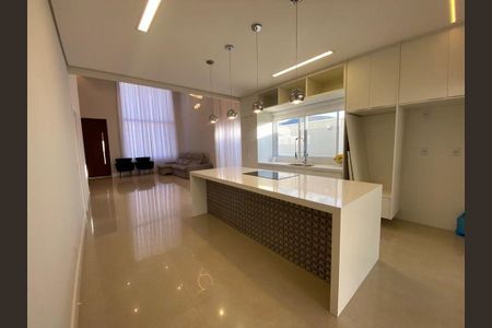 Casa à venda com 215m², 3 quartos e 4 vagas