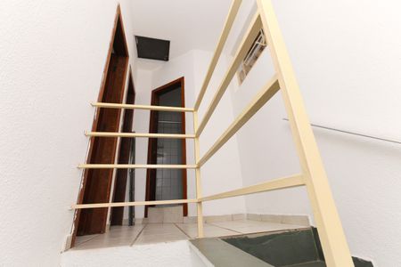 Casa de condomínio para alugar com 55m², 2 quartos e 1 vaga Casa de condomínio para alugar com 55m², 2 quartos e 1 vagaescada