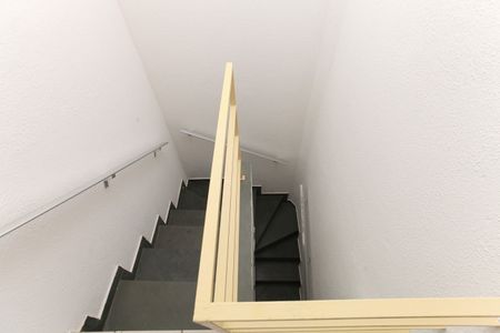 Casa de condomínio para alugar com 55m², 2 quartos e 1 vaga Casa de condomínio para alugar com 55m², 2 quartos e 1 vagaescada