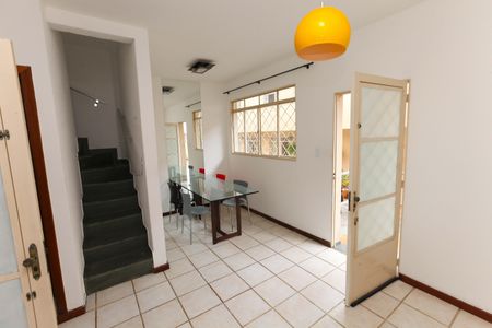 Sala de casa de condomínio para alugar com 2 quartos, 55m² em Palmeiras, Belo Horizonte