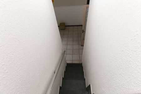 Casa de condomínio para alugar com 55m², 2 quartos e 1 vaga Casa de condomínio para alugar com 55m², 2 quartos e 1 vagaescada