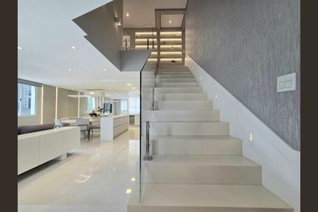 Apartamento à venda com 130m², 2 quartos e 2 vagasEscada