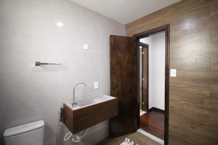 Casa à venda com 180m², 3 quartos e 3 vagasBanheiro Social 2