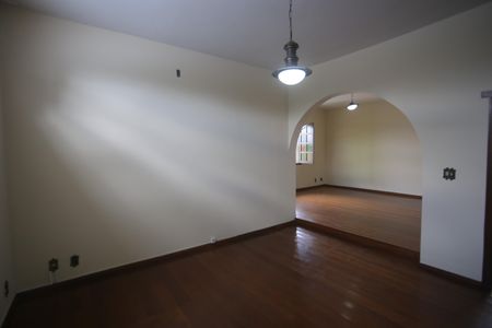 Casa para alugar com 328m², 5 quartos e 2 vagasSala